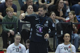 BSV Sachsen Zwickau: Warum der Trainer nach dem Ostderby bei Union Halle-Neustadt ausgepfiffen wurde - Norman Rentsch dirigiert an der Seitenlinie. Nach der knappen Niederlage in Halle musste sich der Zwickauer Trainer Pfiffe für sein Statement gefallen lassen.