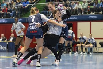 BSV Sachsen Zwickau: Warum Kreisläuferin Victoria Hasselbusch als Handball-Profi ein entspanntes Leben führt - Als Kreisläuferin muss Handballerin Victoria Hasselbusch wie hier im Auswärtsspiel in Neckarsulm ordentlich einstecken können.
