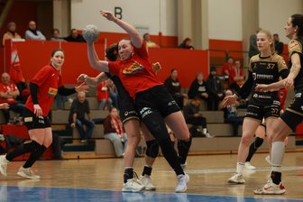 BSV Sachsen Zwickau: Warum Trainer Norman Rentsch nach der Testspielniederlage ein positives Fazit zieht - Nach überstandener Kreuzbandverletzung lief Zoe Stens (Mitte) am Dienstag das erste Mal für den BSV Sachsen Zwickau auf.