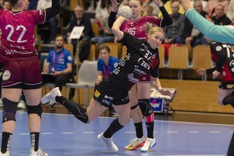 BSV Sachsen Zwickau: Was das Trainerteam derzeit mit Stolz auf die Mannschaft blicken lässt - Laura Penzes (am Ball) dürfte am Mittwoch gegen das Spitzenteam aus Dortmund selten so frei zum Wurf kommen.