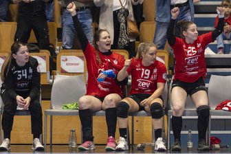 BSV Sachsen Zwickau: Was für Pechvogel Victoria Hasselbusch positiv an ihrem Saisonaus ist - Mit Verband und Kühlpack jubelte Kreisläuferin Victoria Hasselbusch (2. von links) am Mittwochabend auf der Bank mit.