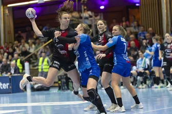 BSV Sachsen Zwickau: Was Jasmina Gierga zum Ausrutscher von Neckarsulm und zum anstehenden Heimspiel gegen Göppingen sagt - Das Foto zeigt Jasmina Gierga (links) bei der Niederlage am Dienstag in Neckarsulm. Am Samstag wollen sie und der BSV Sachsen Zwickau es gegen Göppingen besser machen.