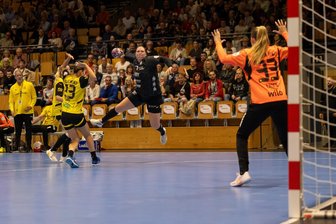 BSV Sachsen Zwickau: Was Norman Rentsch sauer macht und wer im Pokalspiel in Dortmund fehlt - Viel zu selten kamen die Zwickauerinnen - wie hier Kreisläuferin Laura Szabo - im Punktspiel gegen Dortmund so frei zum Wurf. Das soll am Mittwoch im Pokal anders werden.