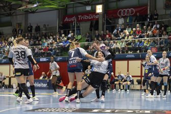 BSV Sachsen Zwickau: Was Trainer Norman Rentsch nach der Pleite in Neckarsulm besonders zu kritisieren hatte - So wie hier Victoria Hasselbusch (Mitte) hatten die Zwickauer Handballerinnen am Samstag zu oft kaum eine Chance, sich gegen die Neckarsulmer Abwehr durchzusetzen.