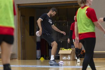 BSV Sachsen Zwickau: Welche Regeländerung bei Trainer Norman Rentsch gut ankommt - Am Donnerstag bestreiten die Handballerinnen des BSV Sachsen Zwickau ihr erstes Testspiel. Eine Regeländerung zur neuen Saison freut Trainer Norman Rentsch besonders.