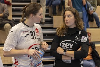 BSV Sachsen Zwickau: Welches taktische Mittel im Derby gegen den Thüringer HC zum Erfolgsfaktor werden soll - Co-Trainerin Rita Lakatos (rechts) und Kreisläuferin Victoria Hasselbusch (links) gehen optimistisch ins Derby gegen den Thüringer HC.