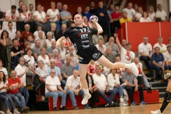 BSV Sachsen Zwickau: Wer bleibt, wer ein Angebot vorliegen hat und wen der Verein noch holen will - Emma Montag war in der Saison 2023/24 die einzige nominelle Rechtsaußen im BSV-Kader. Das wird sich durch die Verpflichtung von Tereza Eksteinova ändern, an der Zwickau schon im Vorjahr dran war.