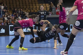 BSV Sachsen Zwickau: Wie Arwen Gorb ihre Leidenschaft wieder fand und ihren Ehrgeiz bremste - Bisweilen wird es beim Handball auch artistisch. Vor allem überzeugt Arwen Gorb (am Ball) beim BSV Sachsen Zwickau aber mit ihrer Wurfgewalt aus dem Rückraum.