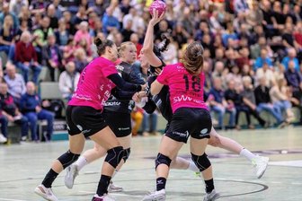 BSV Sachsen Zwickau: Wie ein Olympiasieger um den Klassenerhalt kämpft - Auf ähnliche Gegenwehr wie in der Vorwoche bei TuS Metzingen müssen sich die Zwickauer Bundesliga-Handballerinnen um Kapitänin Diana Dögg Magnusdottir (am Ball) auch in Neckarsulm gefasst machen.