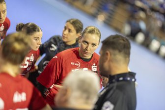 BSV Sachsen Zwickau: Wieso Laura Szabo mit nur einem eigenen Tor zum Saisonauftakt gut leben konnte - Laura Szabo, die beim Pokalspiel in Dresden den Worten von Trainer Norman Rentsch lauscht, führt den BSV Sachsen Zwickau künftig als Kapitänin auf Feld.
