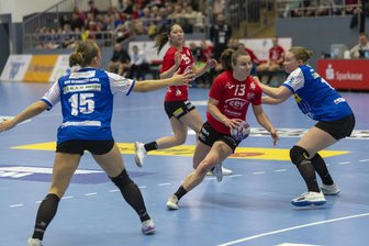 BSV Sachsen Zwickau: Wieso Treppensteigen für Jasmina Gierga der schwierigste Moment der Saisonvorbereitung ist - Als Rückraumspielerin gelang Jasmina Gierga der Sprung vom Nachwuchs in den Bundesligakader des BSV Sachsen Zwickau. Zuletzt nahm sie aber auch einen Umweg auf dem Parkett, um ein besseres Spielverständnis zu entwickeln.