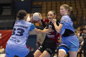 BSV Sachsen Zwickau will mit neuer Torhüterin und alter Taktik bei Union Halle-Neustadt punkten - Gegen Bensheim/Auerbach hatten Silje Brons Petersen (Mitte) und ihre Zwickauer Mitspielerinnen zuletzt einen schweren Stand. Was geht nun am Mittwoch in Halle?