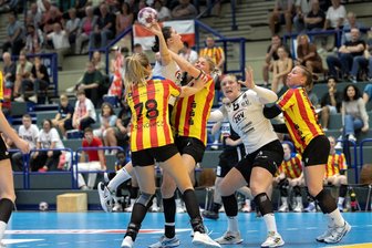 BSV Sachsen Zwickau will sich für Pokalaus revanchieren - Im Pokalspiel vor zwei Wochen war für Ema Hrvatin (am Ball) und die Handballerinnen des BSV Sachsen Zwickau gegen den HSV Solingen-Gräfrath nur wenig zu holen. Das soll sich im Punktspiel am Samstag an gleicher Stelle ändern. Dann will der BSV die ersten Zähler in der neuen Saison einfahren.