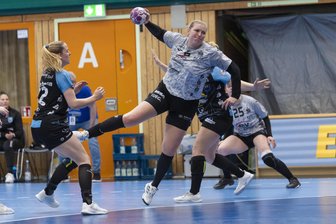 BSV Sachsen Zwickau: Woraus Trainer Norman Rentsch seine Zuversicht für die erste Abstiegsrunde zieht - Auch darauf wird es im Abstiegskampf ankommen: dass Kreisläuferin Laura Szabo (am Ball) vom BSV Sachsen Zwickau solche gut herausgespielten Chancen wie hier im Punktspiel Ende März in Buxtehude bekommt.