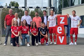 BSV Sachsen Zwickau: ZEV lockt mit besonderen Aktionen und dem FSV Zwickau zum dritten Heimspiel in die Stadthalle - Schon im Juli hatte die Zwickauer Energieversorgung den BSV Sachsen und den FSV an der Stadthalle vereint. Jetzt unterstützen die Fußballer die Handballerinnen auch im dritten Heimspiel gegen Metzingen zusammen mit der ZEV.