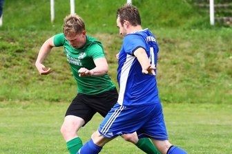 BSV verteidigt Tabellenführung - Alexander Beine (grün) und der BSV Eintracht Zschopautal haben die Tabellenführung verteidigt. Den bis dahin direkten Verfolger aus Deutschneudorf - im Bild Vivian Meyer - bezwang der BSV mit 2:0.