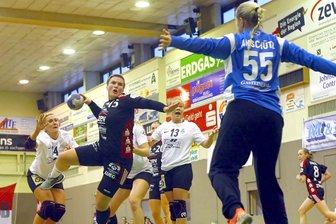 BSV Zwickau verliert zum vierten Mal hintereinander - Nadja Bolze (Zwickau) überwindet Torhüterin Meike Anschütz (Bremen).