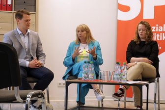 „BSW-Leute waren schlecht vorbereitet“: Wie ein Lichtensteiner SPD-Duo die Brombeer-Sondierung erlebt hat - Antje Junghans (rechts) und Carlos Kasper, hier in einer Gesprächsrunde in Lichtenstein mit Spitzenkandidatin Petra Köpping: Die beiden Lichtensteiner haben für die SPD an den Sondierungen teilgenommen.