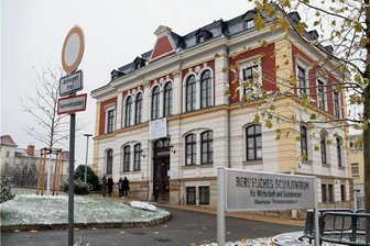 BSZ-Schließung in Meerane: Warum ein Politiker und Lehrer von Vertrauensverlust spricht - Das Schulgebäude am Pestalozziplatz in Meerane wird an einen privaten Bildungsträger verkauft.