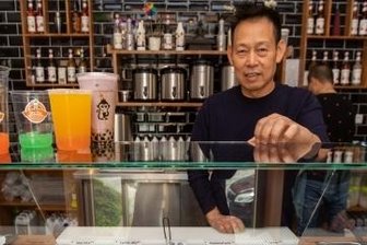 Bubble-Tea-Laden in Plauen eröffnet - Bubble Tea-Mitarbeiter Minh Nguyen hat ein großes Angebot des trendigen Getränks.