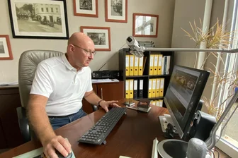 Buch-Oskar für den „Krupp des Ostens“: Reichenbacher Verleger schreibt erfolgreichstes Jahr - Unternehmer, Verleger und Autor Christian Suhr in seinem Reichenbacher Büro.