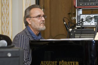 Buch-Premiere in Greiz: „Mein Leben für den Jazz“ - Der Greizer Jazz-Pianist Hermann Losch stellt am Samstag sein Buch vor. Foto: Karsten Schaarschmidt