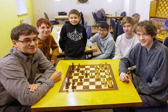 Buch schlägt Smartphone: Jugend des Glauchauer SC betritt die Schachwelt meist auf analogem Weg - Die Jugendabteilung des GSC beim Training: Von links: Trainer Bastian Benicke, Finja König, David Rodriguez-Groeger, Philip Vo, Elias Schaffrath und Darren Martick.