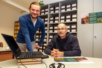 Buch zum Stadtjubiläum: 500 Seiten beschreiben 900 Jahre - Forschen für das Buch: Andreas Krone (rechts) und Clemens Uhlig recherchieren regelmäßig im Stadtarchiv.