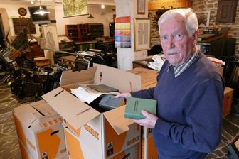Buchdruckmuseum verlässt Zschopau: Museen von Chemnitz bis Berlin zeigen Interesse an Maschinen - Die großen historischen Maschinen stehen noch, doch alle Zubehörteile, Kleinwerkzeuge, Hilfsgeräte sowie zahlreiche Bücher hat Manfred Schöne bereits in Kartons verpackt. 