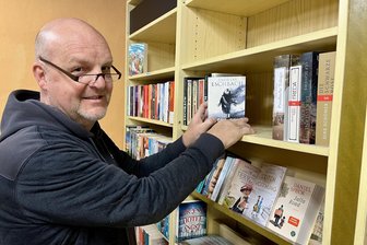 Buchhändler löst schwierige Hinterlassenschaft im Erzgebirge auf – und doch freut er sich darauf - Buchhändler Michael Schneider leitet jetzt den Räumungsverkauf in der Bücherwelt.