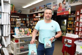 Buchhändler möchte Stadt noch lebendiger machen - Tom Wirker lenkt seit 2015 die Geschicke der Crimmitschauer "Buchhandlung am Rathaus".