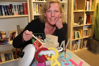 Buchhändlerin rührt Buchstabensuppe an - Buchhändlerin Silke Skorzus rührt am Freitag erstmals ihre Buchstabensuppe an. 