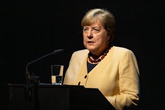 Buchhandlung Marx holt Angela Merkel zur Lesung nach Zwickau - Angela Merkel steht bei einer Veranstaltung am Pult. Demnächst kommt sie nach Zwickau.