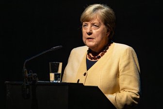 Buchhandlung Marx holt Angela Merkel zur Lesung nach Zwickau - Angela Merkel steht bei einer Veranstaltung am Pult. Demnächst kommt sie nach Zwickau.