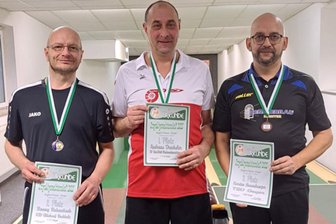 Buchholzer Kegler verpasst den Titel nur hauchdünn - Ronny Rebentisch (l.), der Silber holte, und Karsten Hessenkemper (r.) sind die einzigen beiden Medaillengewinner aus der Region Annaberg bei den Kreiseinzelmeisterschaften. In Cranzahl schnappte sich Andreas Drechsler aus Niederschmiedeberg den Titel bei den Ü-50-Männern.