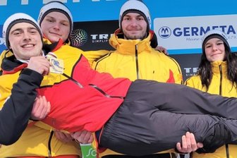 Buchholzer kratzt Gold und Silber aus der Eisarena - Pascal Kunze, Timon Grancagnolo, Melina Fischer und Trainer Uwe Günther (von links) tragen ihren zweifachen Medaillengewinner Florian Müller auf Händen. 