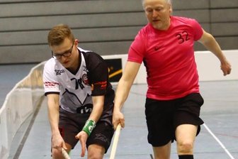 Buchholzer lösen Pflichtaufgabe - Generationenduell: Buchholz-Routinier Ingo Herrmann (r.) gegen Noah Oehse vom SV Großörner. 
