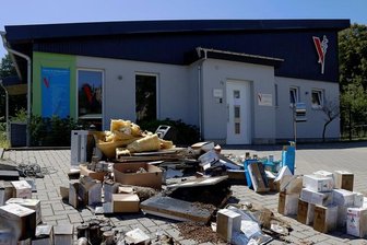 Buchholzer Tierarztpraxis nun selbst ein nächtlicher Notfall - Vor dem Flachbau, in dem sich die Tierarztpraxis befindet, stapelte sich am Dienstag der Unrat.