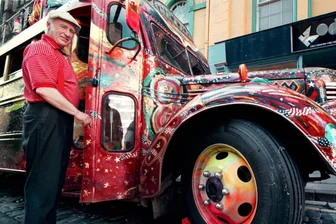 Buchkritik: Wenn aus biblischen und indigenen Mythen Gegenwart wird - Ken Kesey Ende 1999 vor seinem bunten Hippie-Bus, mit dem er früher auf Tour ging.
