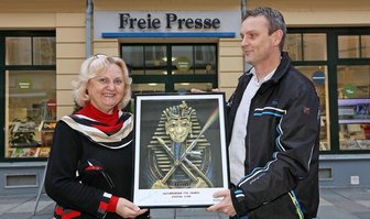 Buchladen-Betreiberin ist Zwickaus Kulturbürgerin 2018 - Gabriele Hertel (l.) erhält den "Pokal" aus den Händen von Sven Frommhold.