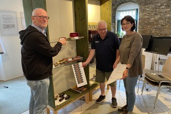 Buchpräsentation im Klingenthaler Rathaus - Langjährige Kontakte ins Vogtland: Martin Häffner (links) und Axel Passedag beim Aufbau der Trossinger Ausstellung in Klingenthal mit Museumsleiterin Xenia Brunner vor vier Jahren.