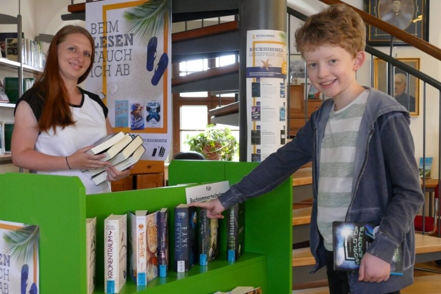 Buchsommer findet großen Anklang - Als einen der ersten Teilnehmer des diesjährigen Buchsommers konnte Angelique Pal den zwölfjährigen Venusberger Tim Kandler in der Zschopauer Stadtbibliothek begrüßen. 