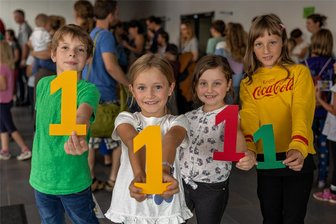 Buchsommer in Auerbach: Wofür Kinder eine Extra-Eins bekommen - Johann, Anni, Emma und Vanessa, alle 8 Jahre, sind fleißige Leseratten, wurden mit einer Papp-Eins belohnt.