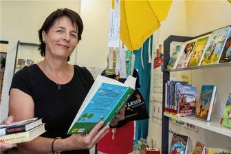 Buchsommer lockt Leseratten in die Plauener Vogtlandbibliothek - Bibliothekarin Sylvia Meinhold hält in der Kinderbibliothek im 1. Obergeschoss diesmal 180 Titel parat.
