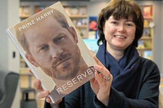 Buchverkäuferin im Erzgebirge: "Prinz Harry ist keine Sabine Ebert" - Im Stollberger Buchladen "Bücher Walter" hat Kerstin Walther bislang einige wenige Exemplare von "Reserve" verkauft. Sie hat aber auch nur im einstelligen Bereich bestellt. "Wir sind da sehr vorsichtig rangegangen", sagt sie.