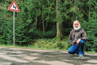 Buckelpiste bei Waldkirchen hat jetzt ihr eigenes Youtube-Video - Die Waldstraße zwischen Unterheinsdorf und Waldkirchen ist in einem miserablen Zustand. Konrad Schillbach (66) hat auf seinem Youtube-Kanal ein Video über den Zustand der Straße gemacht.