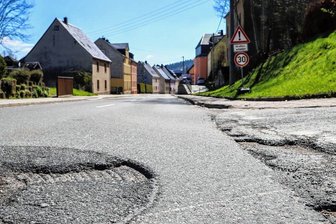 Buckelpiste durch Grünhain wird geglättet - Aufgrund der massiven Straßenschäden gilt seit Monaten schon Tempo 30 auf der Ortsdurchfahrt in Grünhain.