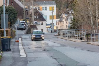 Buckelpiste im Erzgebirge: Bauarbeiten starten bald – doch es gibt ein Fragezeichen - Löcher, Flicken, Risse: Die Staatsstraße 259 in Gornsdorf ist marode. Nun soll bald Sanierungsstart sein.