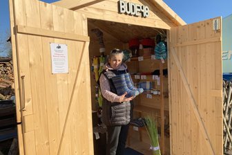 „Bude 48“: Ein Miniladen in Mülsen, in dem ein Schatz versteckt ist - Jacqueline Dörr in ihrem Miniladen an der Thurmer Hauptstraße.