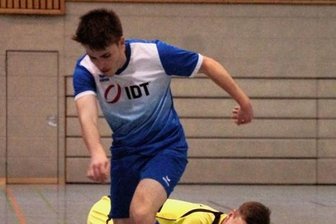 Budenzauber fällt den unsicheren Zeiten zum Opfer - Spannende Zweikämpfe wie dieser zwischen dem Annaberger Leon Reichelt (am Ball) und Buchholz' Dustin Hofmann gab es zuletzt 2020 zu sehen. Eine Neuauflage des Erzgebirgshallencups ist offen. 